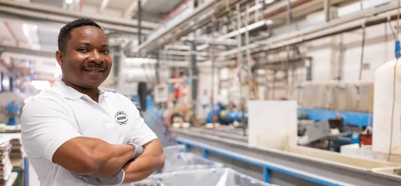 Medewerker in de fabriek van Bekina